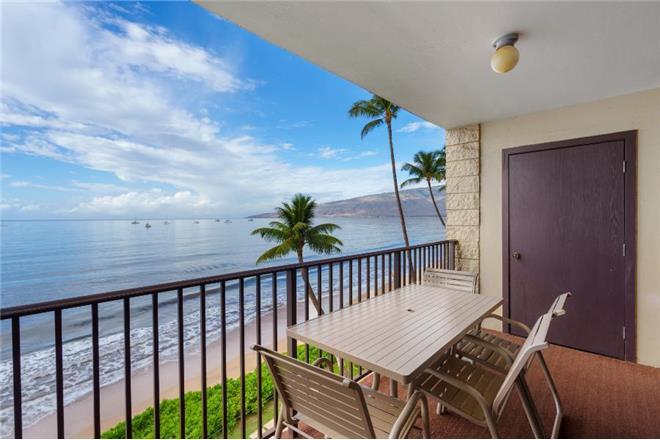 Kihei condo rental: Kihei Beach - 2BR Condo Beach Front #409