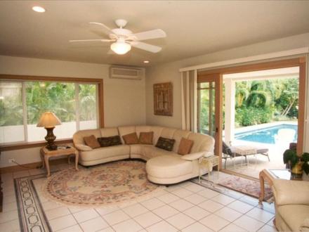 Kahala vacation rental: Kahala Estate Cottage - 2BR Home