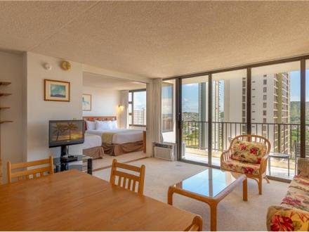 Honolulu condo rental: Waikiki Banyan Tower 1 - 1BR Condo Mountain View #2305