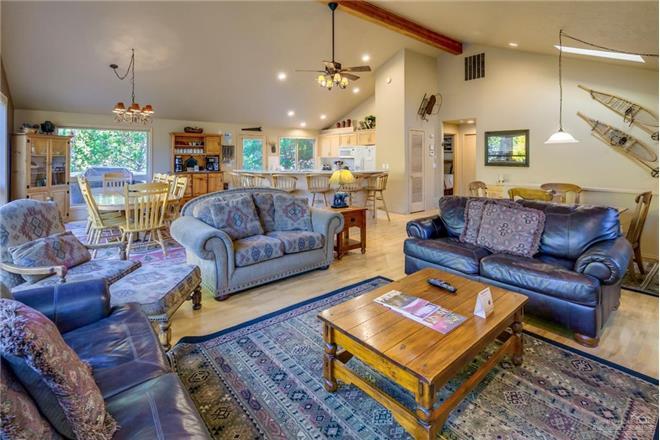 Sunriver condo rental: 23 Quelah - 6BR Home + Private Hot Tub