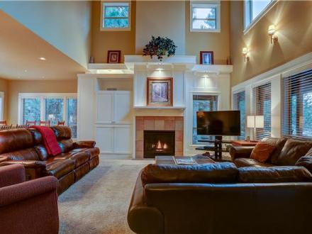 Big Pine - 3BR Home + Private Hot Tub + Private Pool