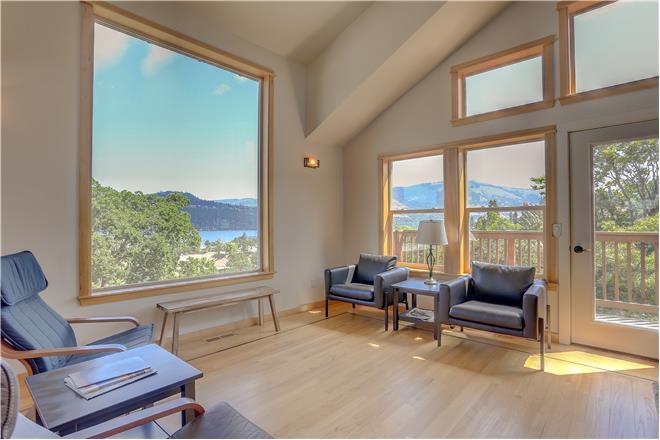 Hood River vacation rental: Hutson's Bridgeview - 4BR Home + Private Hot Tub