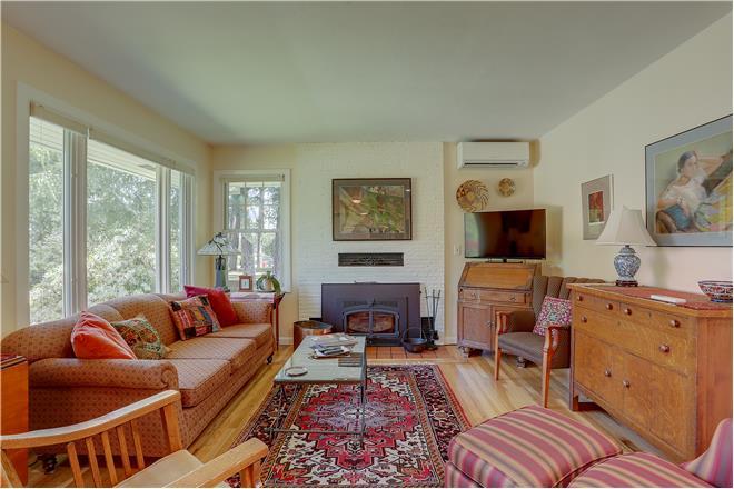 Hood River vacation rental: Living Color Cottage - 2BR Home