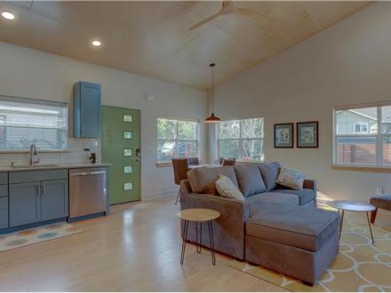 Bend vacation rental: Mod Pod - 1BR Home