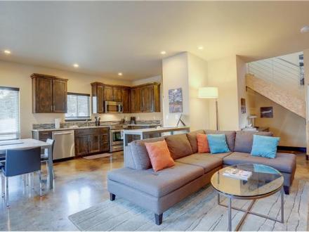 Urban Roundabout - 2BR Home