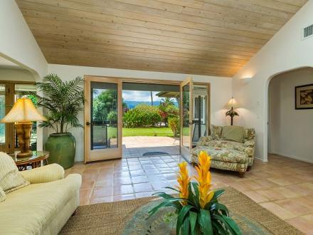 Hale Napali - 3BR Mountain View Home + Private Hot Tub