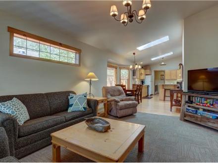 Huckleberry Cottage - 3BR Home + Private Hot Tub