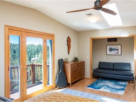 White Salmon vacation rental: The Oaks - 4BR Home + Private Hot Tub