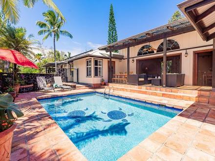 Keaau vacation rental: House of Paddles - 3BR Home Pool View