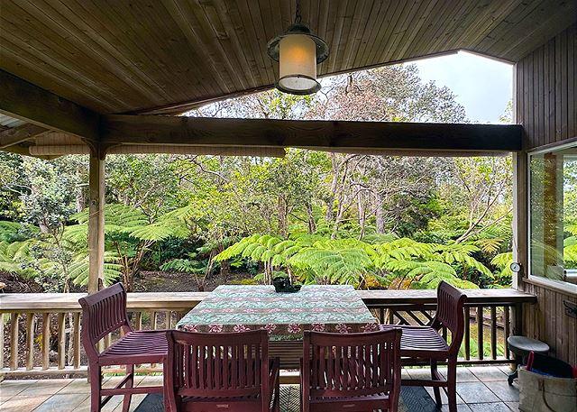Volcano vacation rental: Maile Treehouse - 2BR Home King
