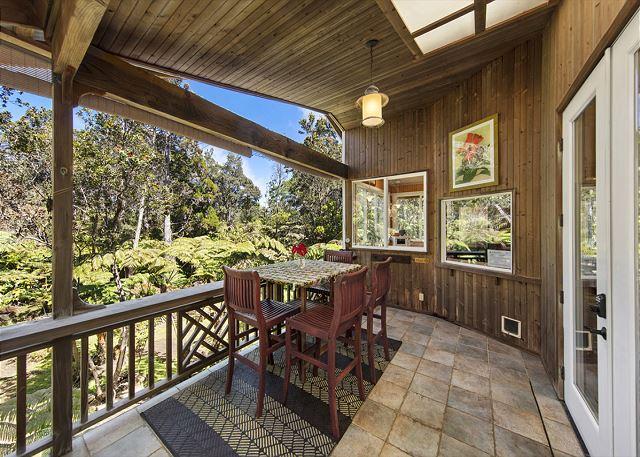 Volcano vacation rental: Maile Treehouse - 2BR Home King