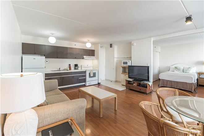 Honolulu condo rental: Waikiki Banyan Tower 1 - 1BR Condo Beach View #1408