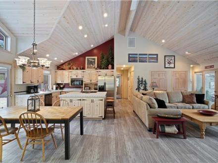 Sunriver vacation rental: 6 Todd Lane - 3BR Home Mountain View