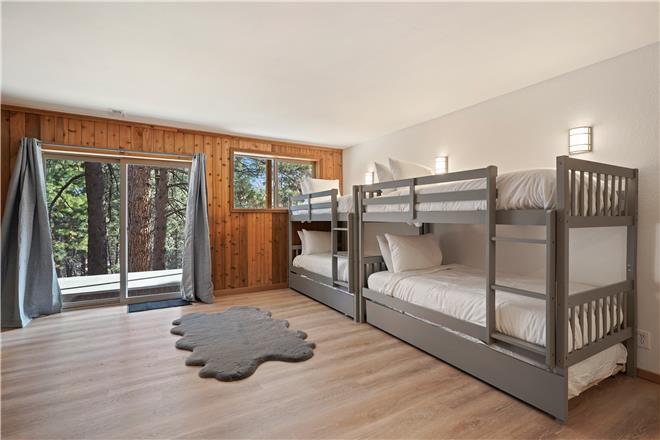 Bend vacation rental: Pine Knoll - 4BR Home Mountain View