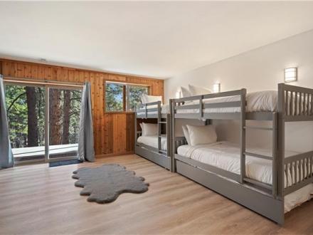 Pine Knoll - 4BR Home Mountain View