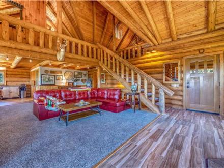  vacation rental: Rowland Log Cabin - 3BR Home Mountain View