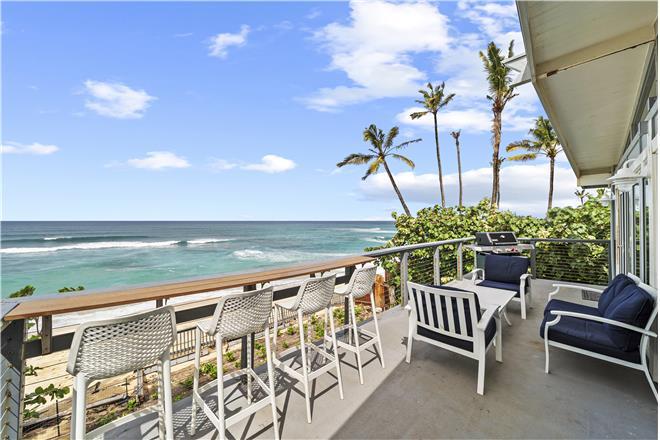 Haleiwa vacation rental: Surfer's Paradise - 3BR Home Beach Front