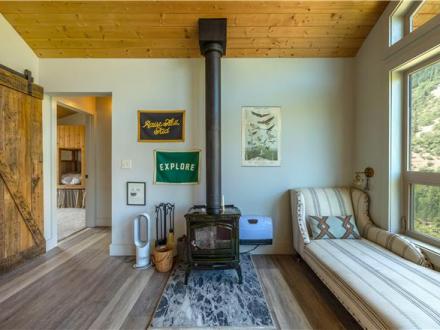 Lyle vacation rental: Nothomb Hill - 3BR Home Mountain View