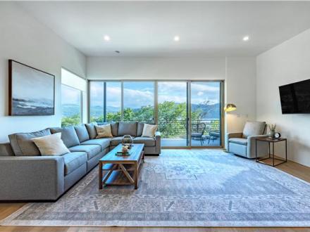 Hood River vacation rental: Sherman Retreat - 5BR Townhome River View