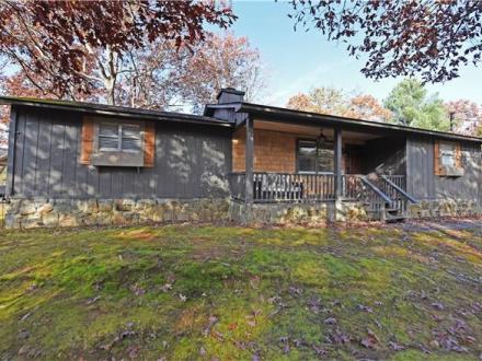 Suches vacation rental: Campfire Creek Cottage - 3BR Home