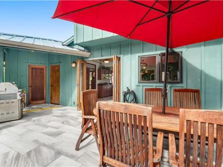 Captain Cook vacation rental: Manini Beachfront Getaway - 4BR Home