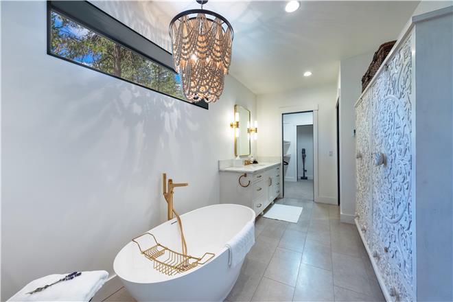 Hood River vacation rental: Cliffside Oasis - 4BR Home Rental Mountain View