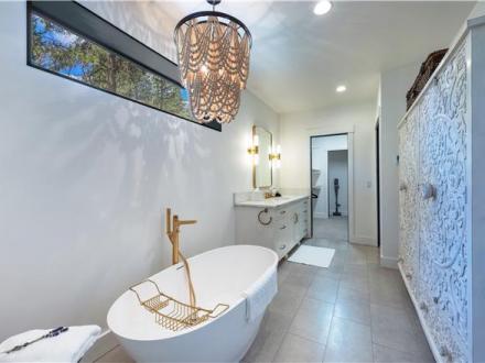 Hood River vacation rental: Cliffside Oasis - 4BR Home Rental Mountain View