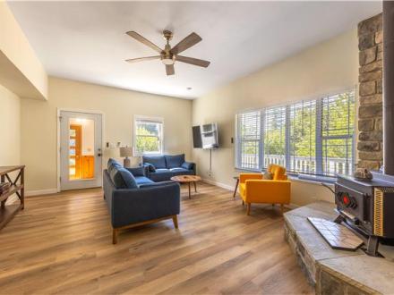 Lyle vacation rental: Orchard Haven House - 4BR Home Mountain View