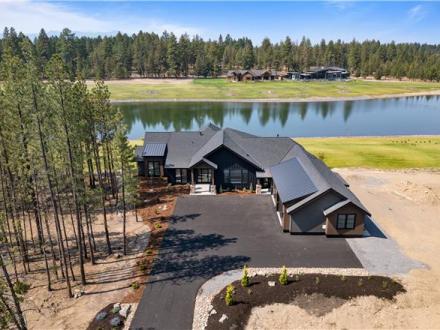 Bend vacation rental: Palla Wake - 5BR Home Mountain View