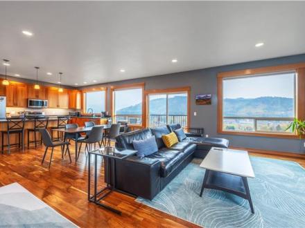 White Salmon vacation rental: Spring Haus - 2BR Home Mountain View