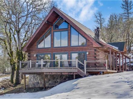 Lyle vacation rental: Straight From The Heart - 3BR Home Mountain View