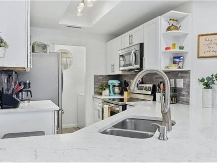 Round Rock condo rental: Island Breeze - 2BR Condo